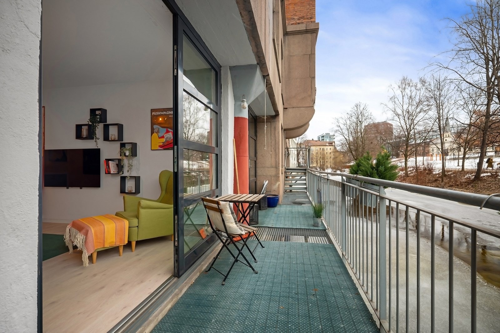 Felles brannbalkong med sol fra morgen til ca 14-15 om sommeren. Galleribilde