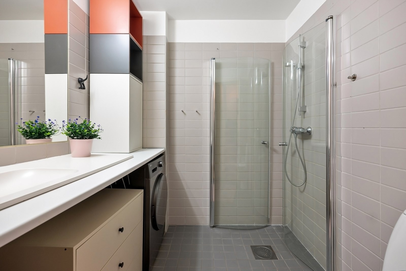 Pent, flislagt bad med varmekabler i gulv og opplegg for vaskemaskin. Galleribilde