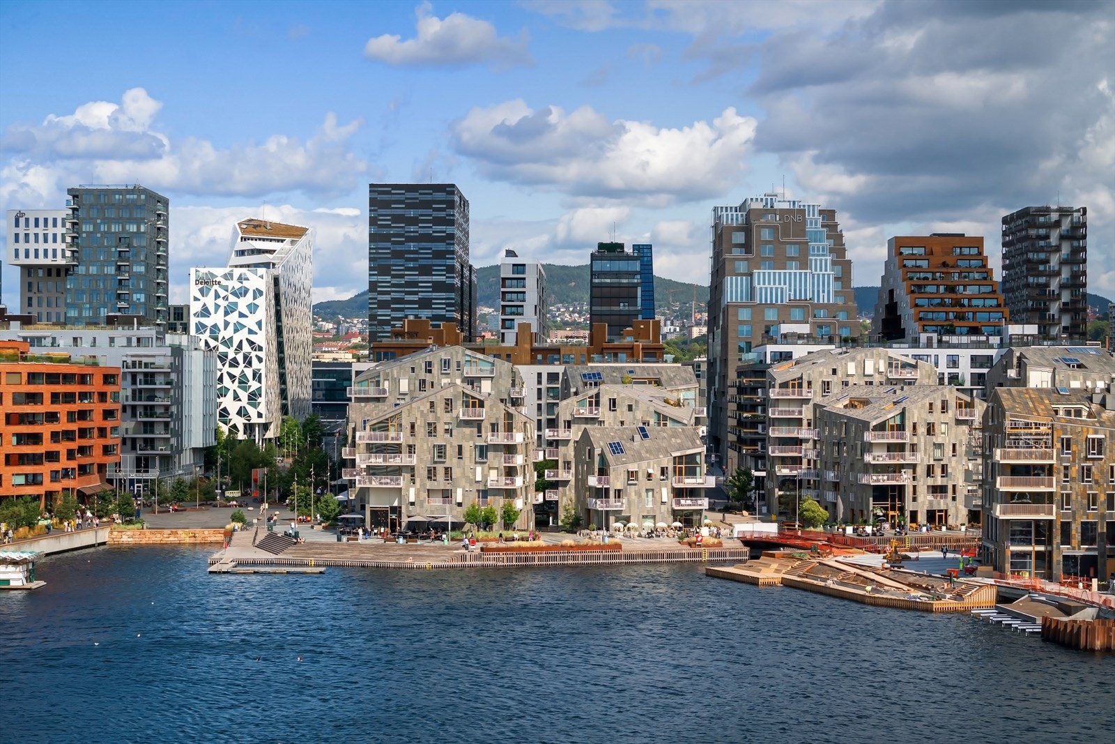 Ca. 8-900 meter til Jernbanetorget og Barcode. Galleribilde