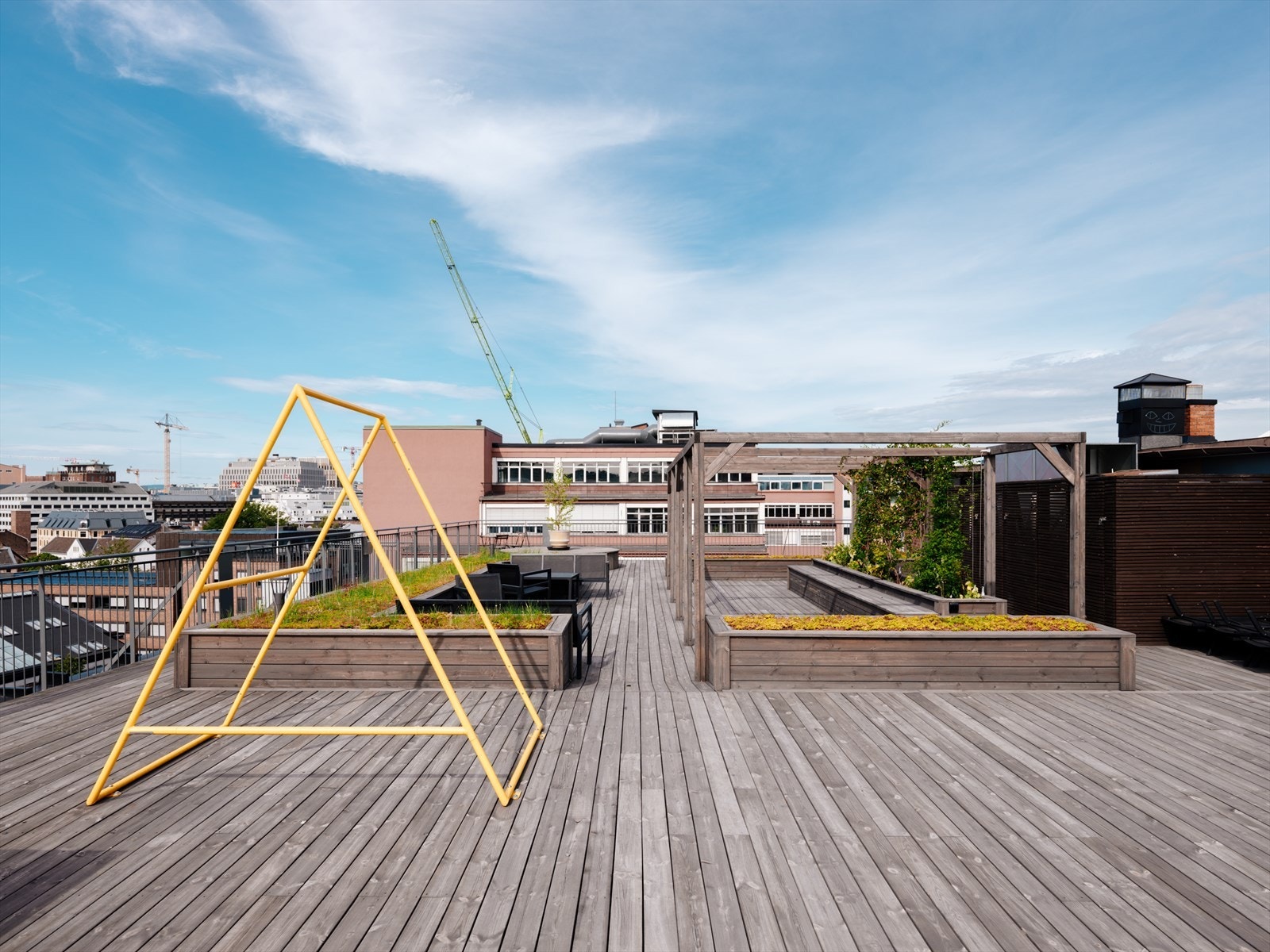 Felles takterrasse som oppleves pent opparbeidet med beplantning, sittegrupper og god plass å boltre seg på. Galleribilde