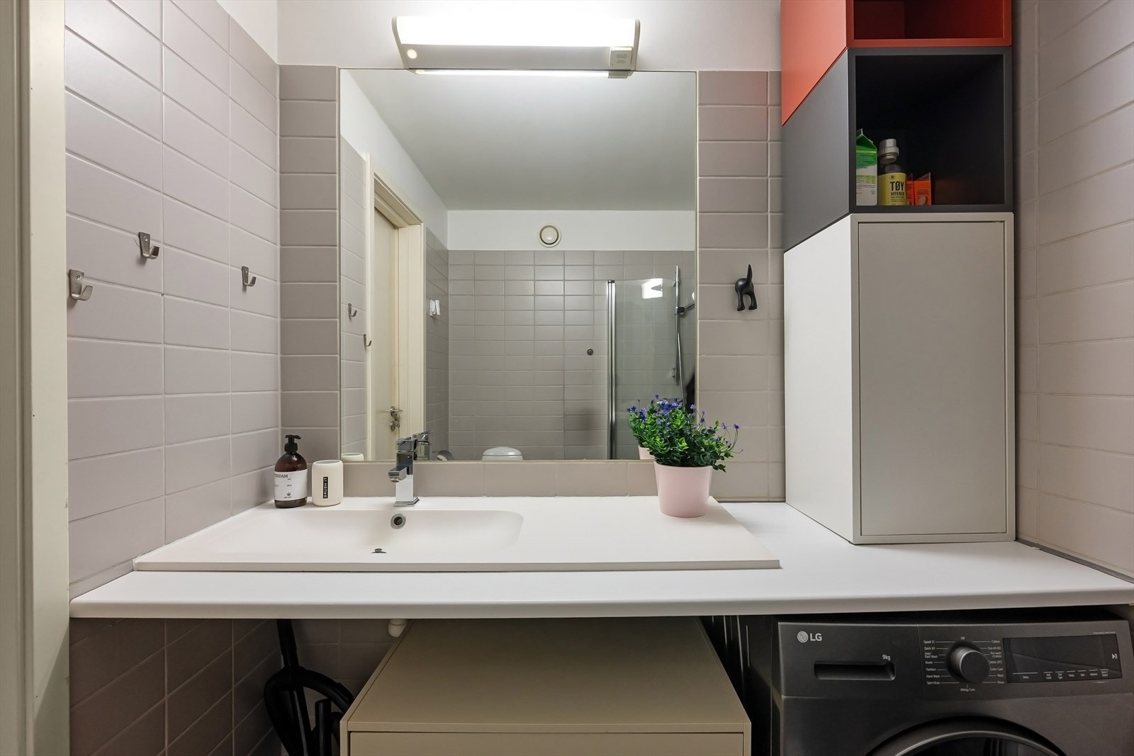 Godt med benkeplass ved servant og god plass til oppbevaring. Galleribilde