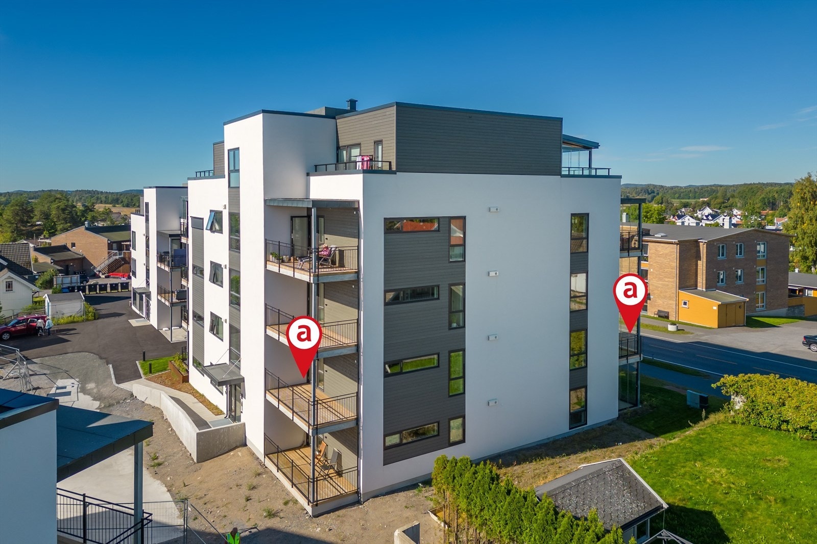 Leiligheten er gjennomgående og har balkong på begge sider av bygget Galleribilde