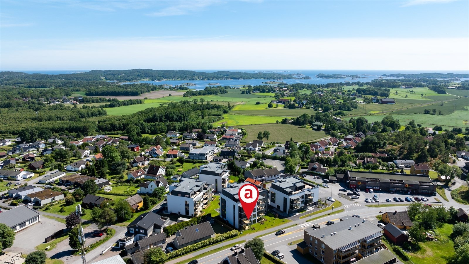 Dronefoto som viser Tjøllingtunet og omgivelser Galleribilde