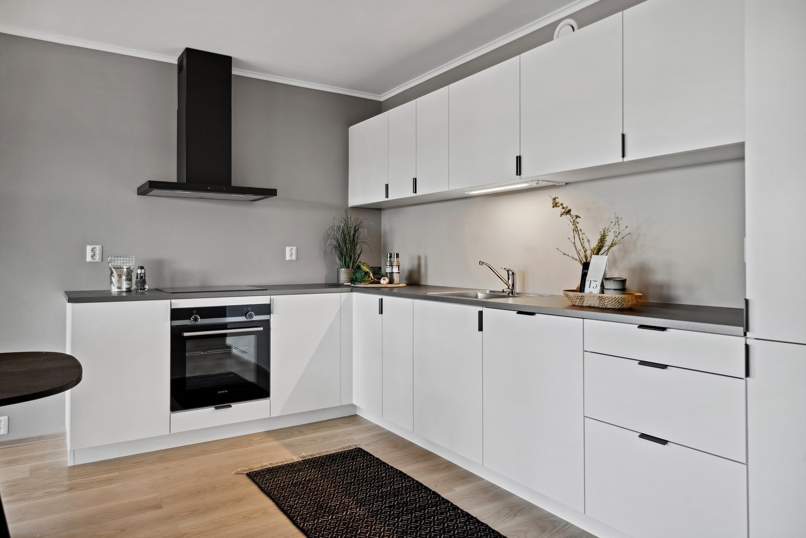 Kjøkken fra drømmekjøkken med integrerte hvitevarer Galleribilde