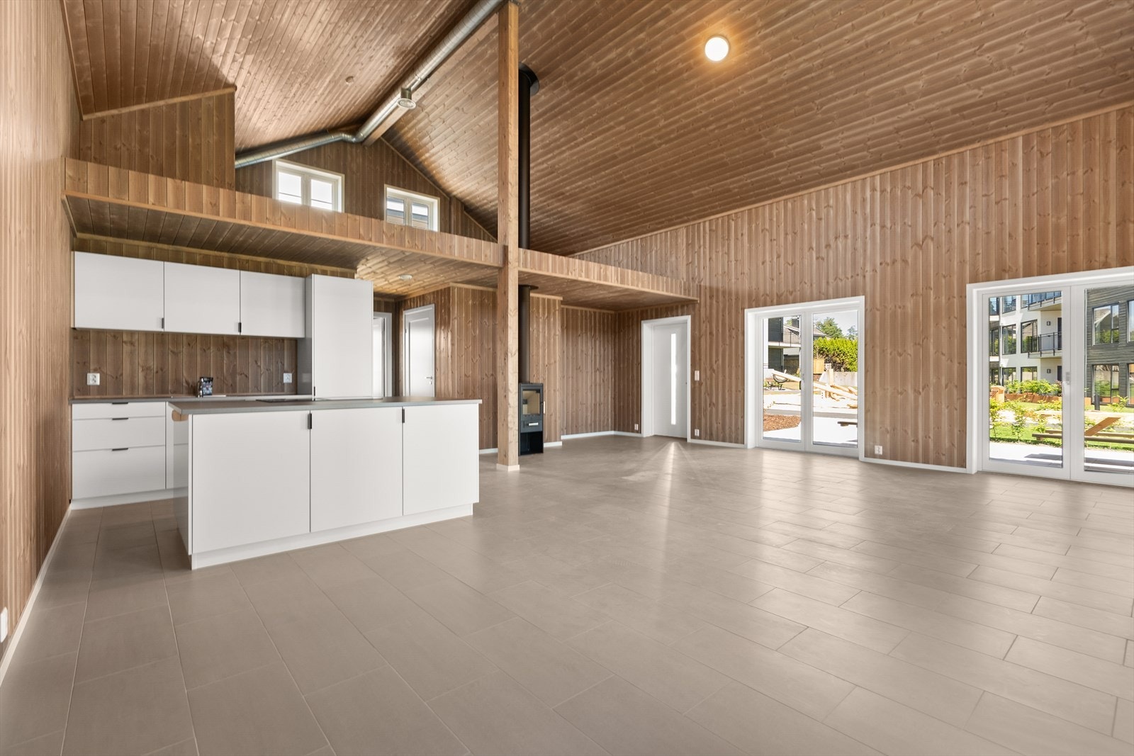 I forsamlingslokalet er det kjøkken og bad. Borettslaget arrangerer sosiale sammenkomster for beboerne - og det er mulig å leie til selskaper for beboerne. Galleribilde