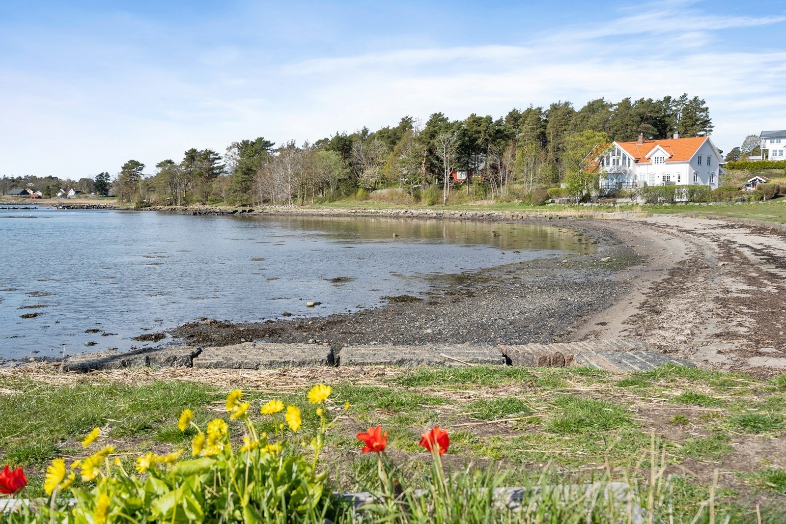 Fra Tjøllingtunet er det kort vei til flotte strender og turområder. Dette bildet er fra Bjønnesstranda. Galleribilde