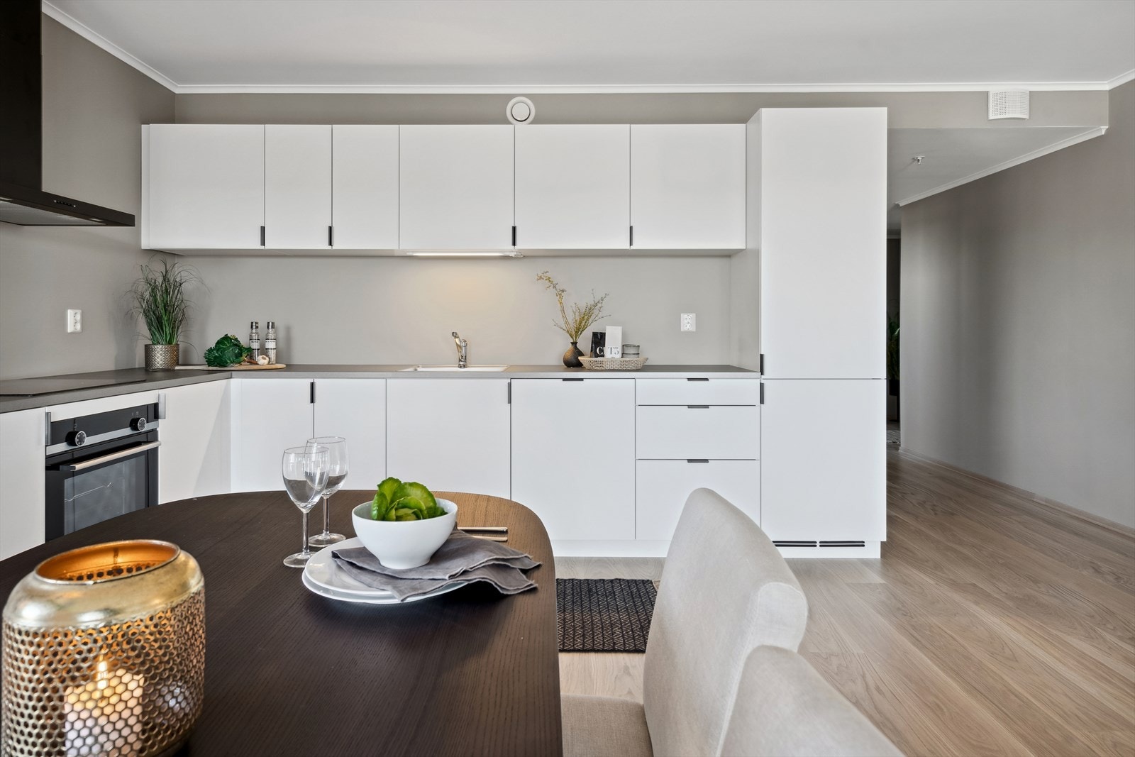 Kjøkkenet har åpen løsning mot stuen Galleribilde