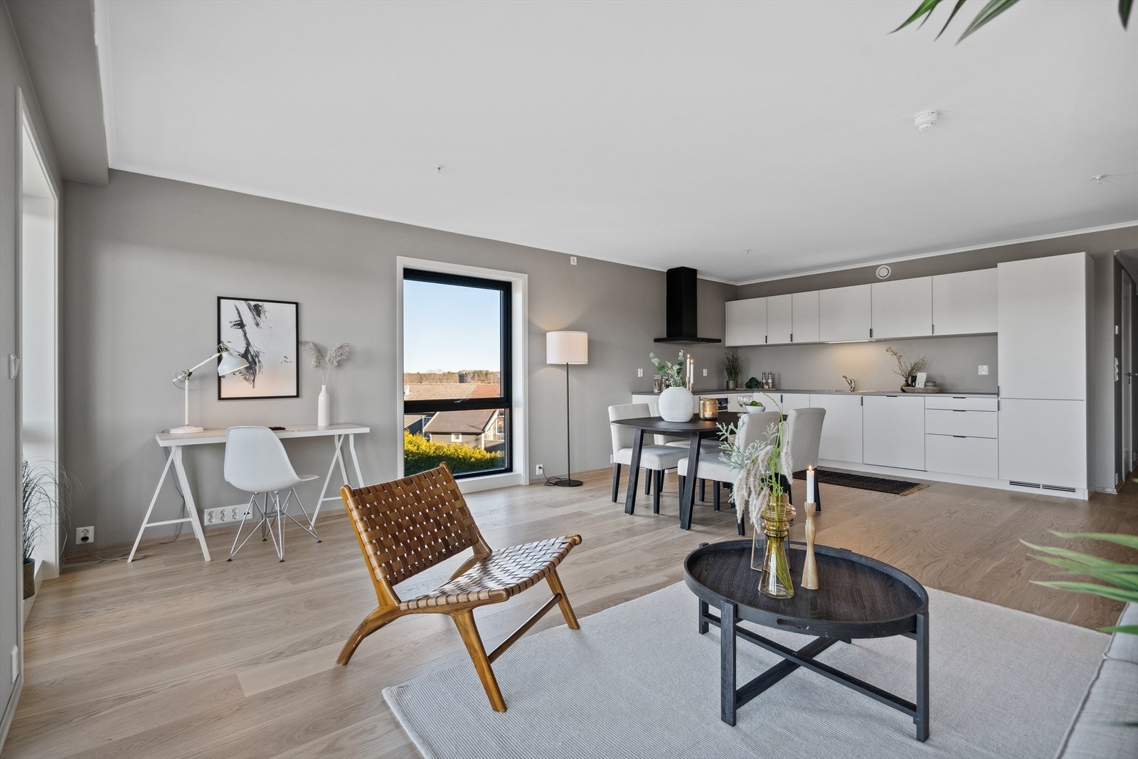 Bilde av stue/kjøkken fra lik leilighet i etasjen over Galleribilde