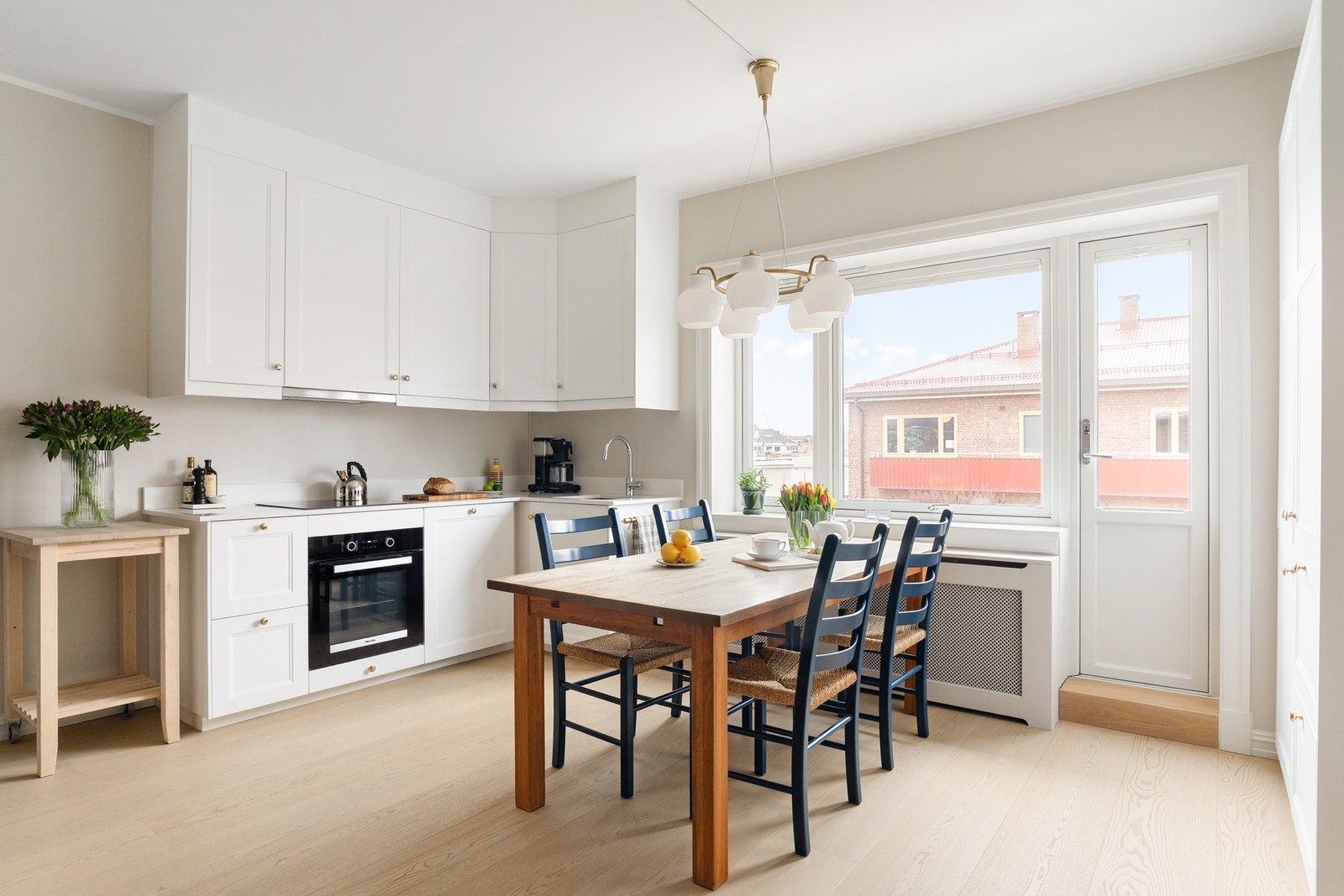 Peter Hørte Lunde v/ PrivatMegleren Aksept ønsker deg velkommen til Sandefjordgata 2E - en nyoppusset toppleilighet i idylliske omgivelser! Galleribilde