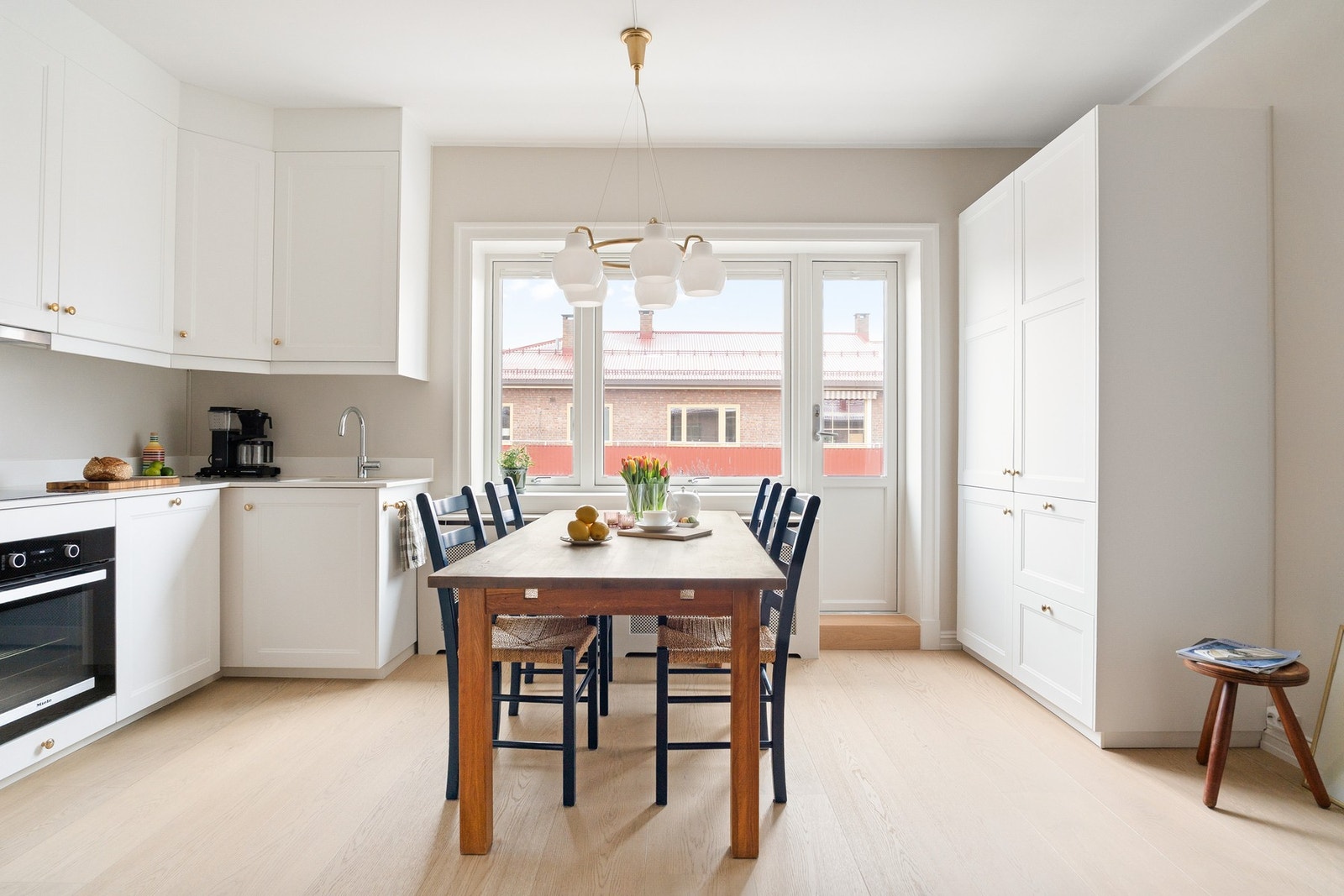 Nyoppusset. Renoveringen la vekt på skreddersydde løsninger for å frigjøre plass, samt en helhetlig farge- og materialpalett for å skape en funksjonell og stilren bolig. Galleribilde