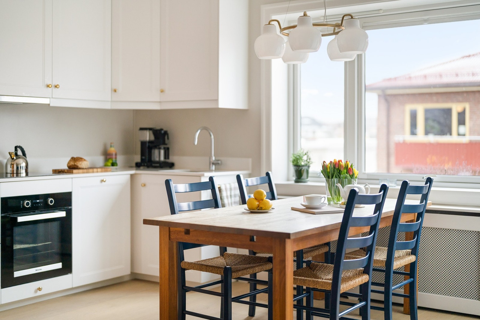 Selgers ord: "Med et fullverdig kjøkken og plass til et langbord får en lyst til å lage mat og invitere venner og familie på middag." Galleribilde