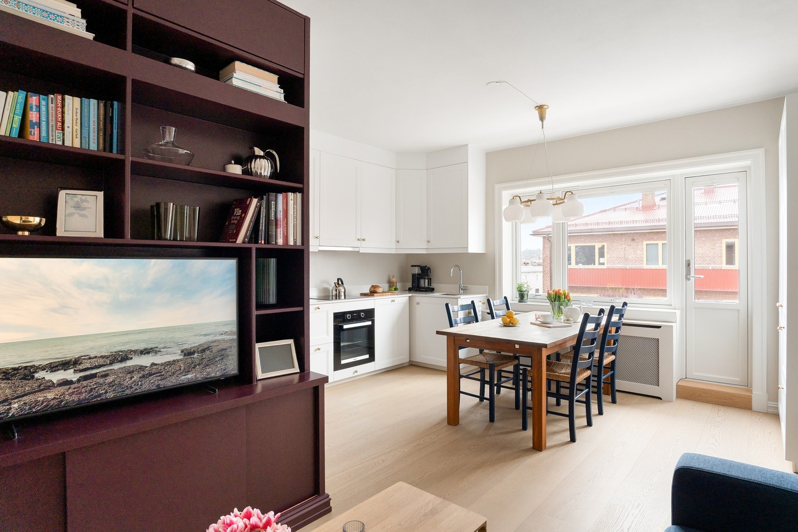 Fyring og varmtvann er inkludert i felleskostnadene. Himlingshøyden ble målt til 2,67 meter i stuen. Galleribilde