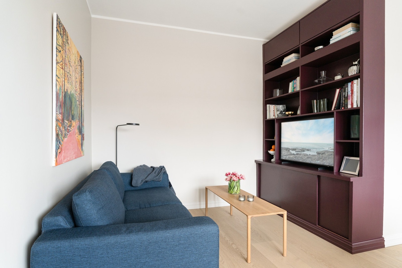 Selgers ord: "Med perfekt planløsning og plassbygde løsninger får du optimal utnyttelse av arealet som gjør at leiligheten oppleves større enn den er. " Galleribilde