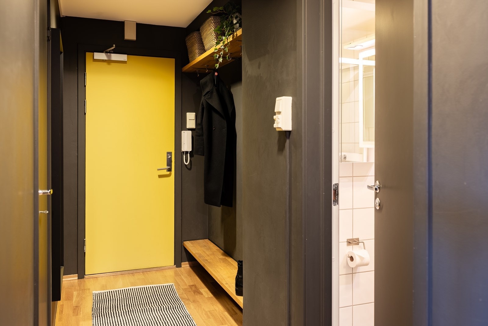 Fra entèen er det adkomst til leilighetens bad, og innvendig bod. Det er også en egen sportsbod i kjeller. Galleribilde