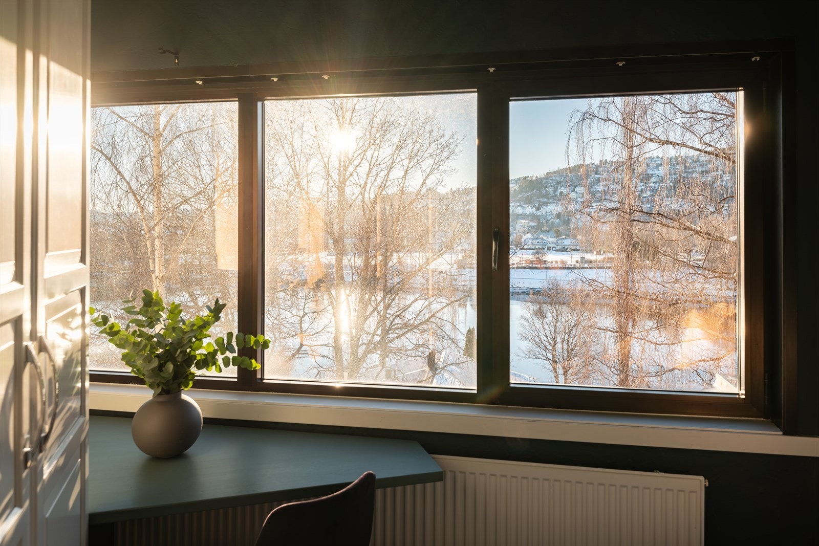 Fra soverommet er det fantastisk utsikt mot Nidelven og gangbrua som tar det rett over til blant annet elvepromenaden, Øya løpebane og tennishall. Galleribilde