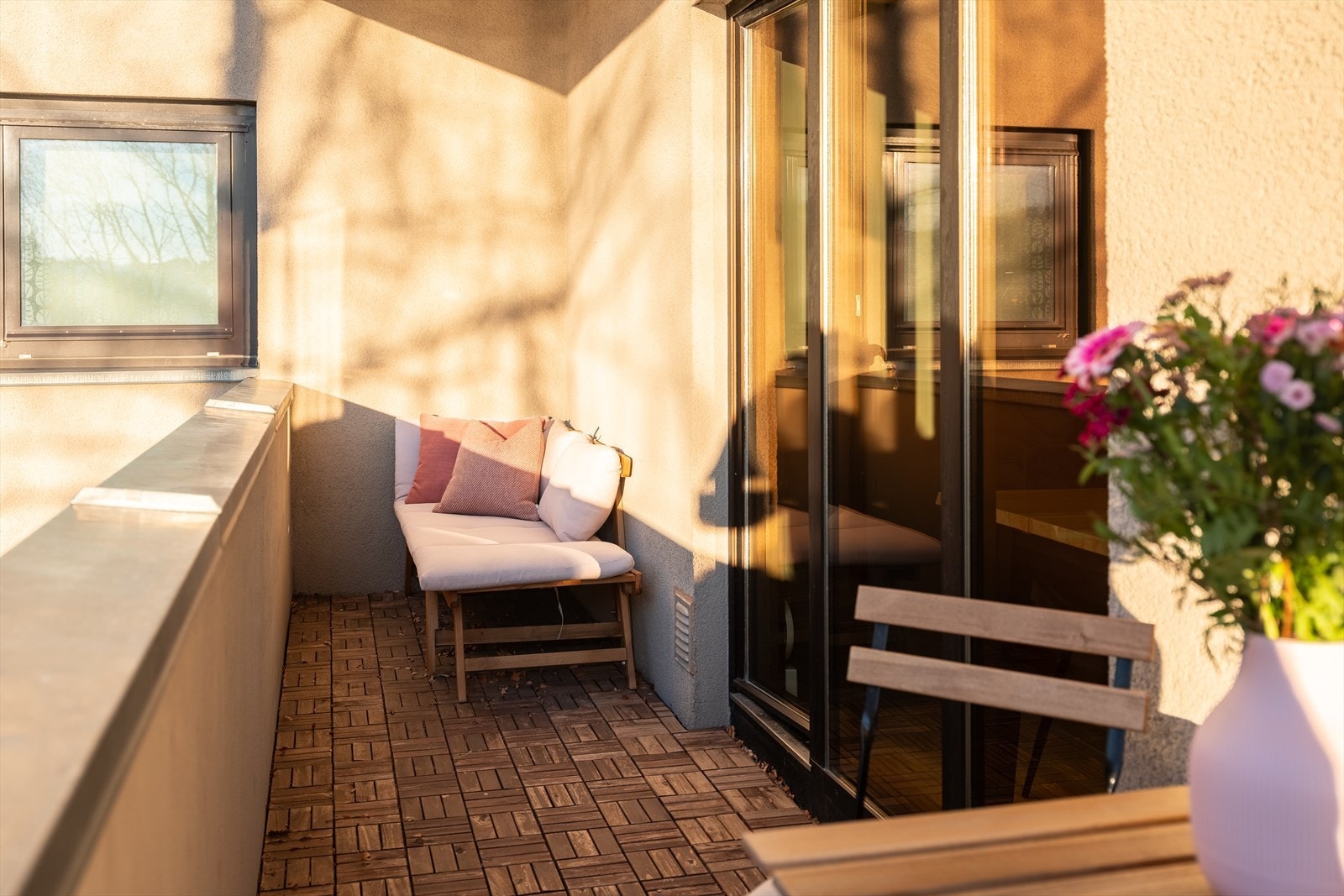 Det er boligsoneparkering i området gjennom Trondheim kommune. Dette koster ca. 785kr per mnd. Galleribilde