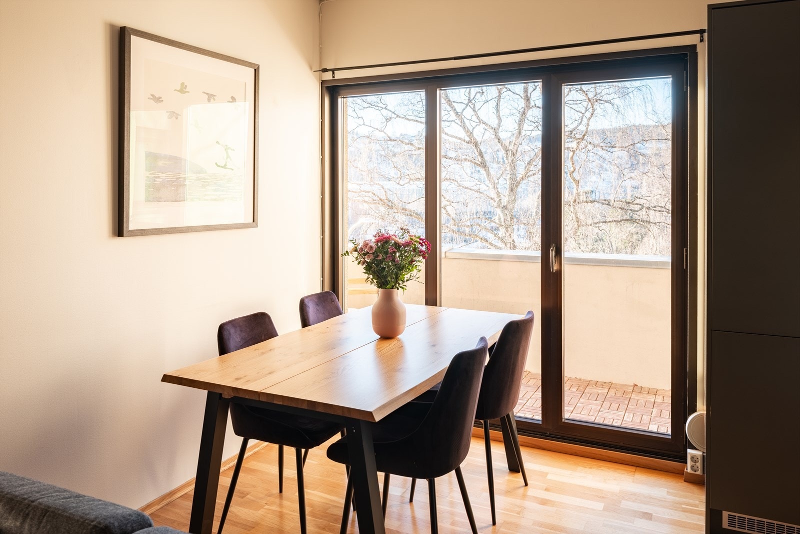 Leiligheten har utsøkt beliggenhet i en av Midtbyens fineste nabolag. Til tross for den sentrumsnære beliggenheten bor du i et rolig og skjermet boligområde. Nabolaget er svært populært og er et ærverdig strøk med eldre bygårder og bygninger. Galleribilde