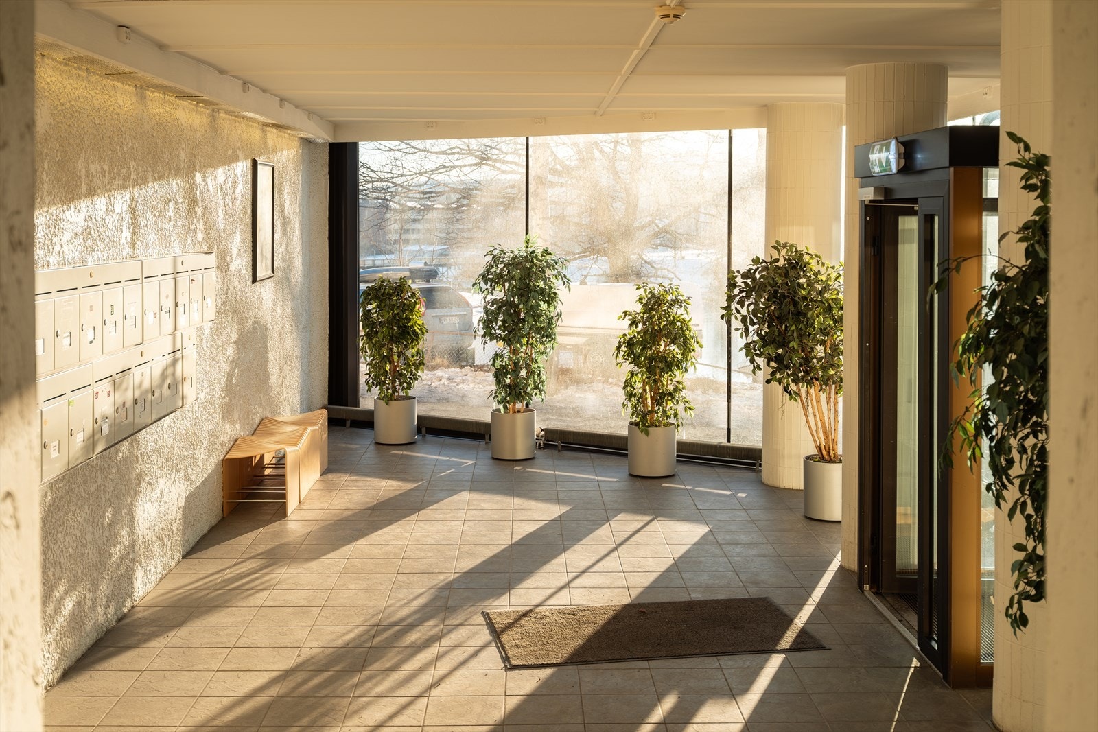 Leiligheten ligger i et velholdt bygg som ble totalrenovert og omgjort fra hotell til leiligheter i 2003. Galleribilde