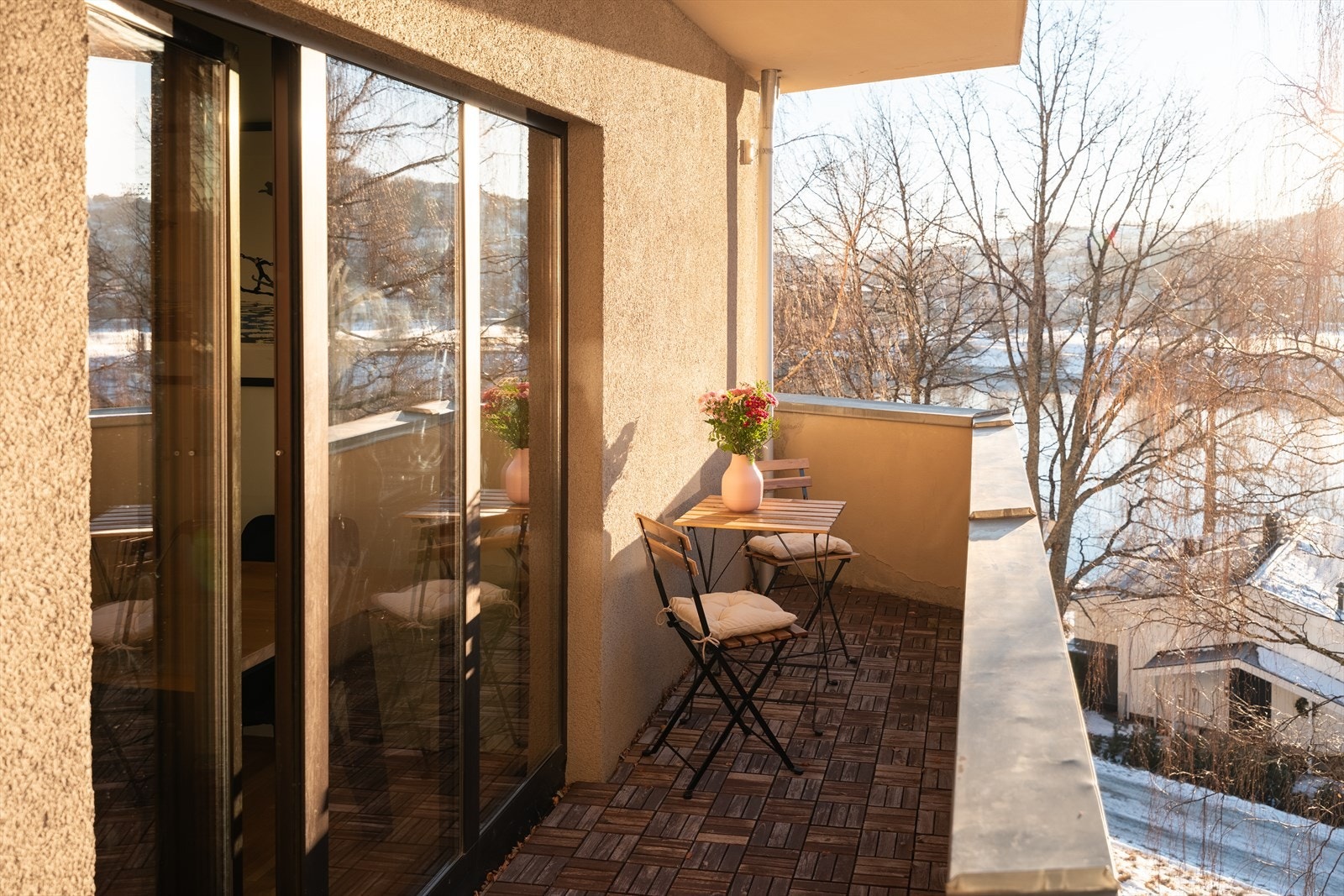 Leiligheten byr på en rekke kvaliteter som blant annet denne flotte balkongen på 7m² med utsikt mot Nidelven. Her kan solen nytes fra ca. 13 til 21 på sommeren. Galleribilde