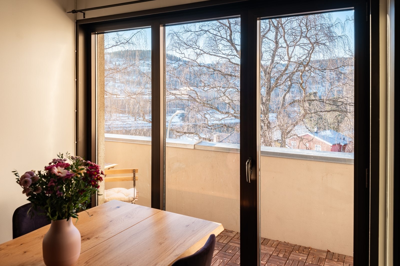 Fra leiligheten er det 350m til NTNU Kalvskinnet, 1900m til NTNU Gløshaugen og 2,1km til Handelshøyskolen BI og NTNU. Galleribilde