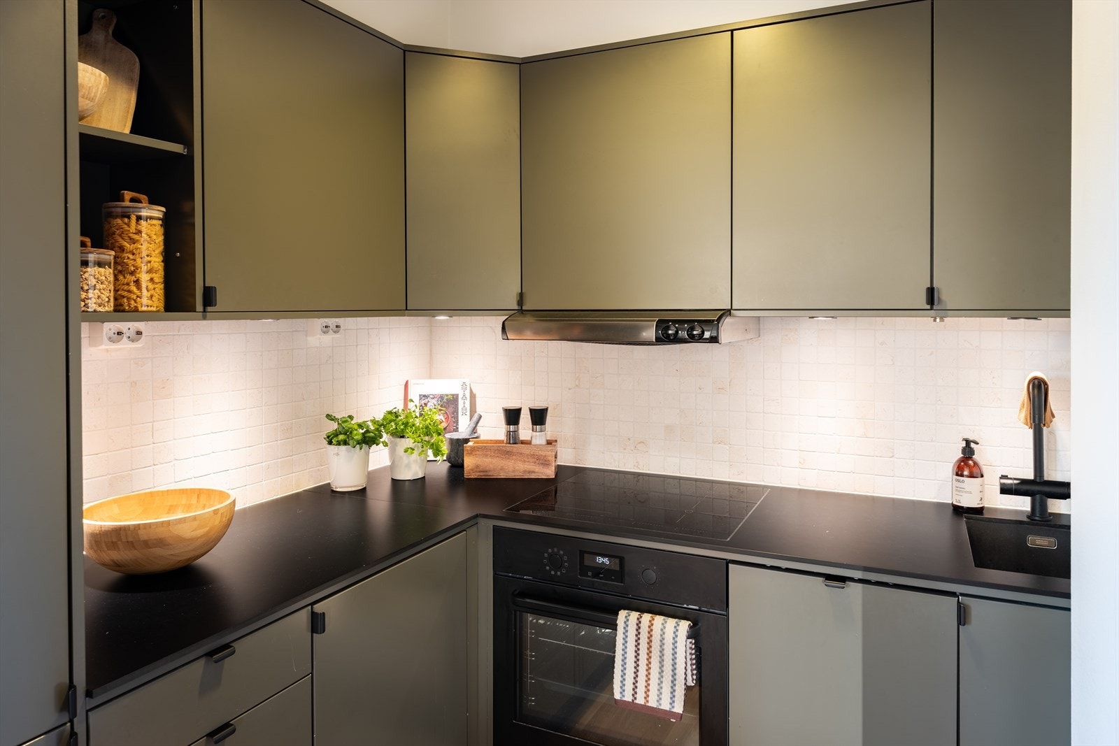 Kjøkkenet er vurdert til tilstandsgrad 1 av takstmann. Hvitevarer som stekeovn, oppvaskmaskin og frys- og kjøleskap medfølger handelen. Galleribilde