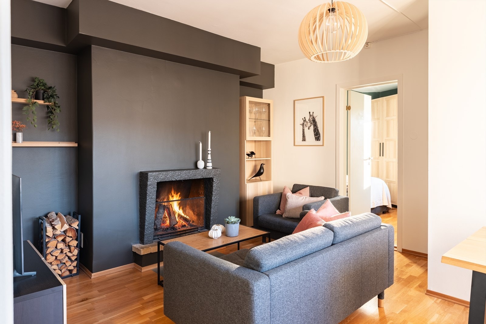 Leiligheten varmes opp med både vedfyring og fjernvarme, som gir reduserte og forutsigbare oppvarmingskostnader. Galleribilde