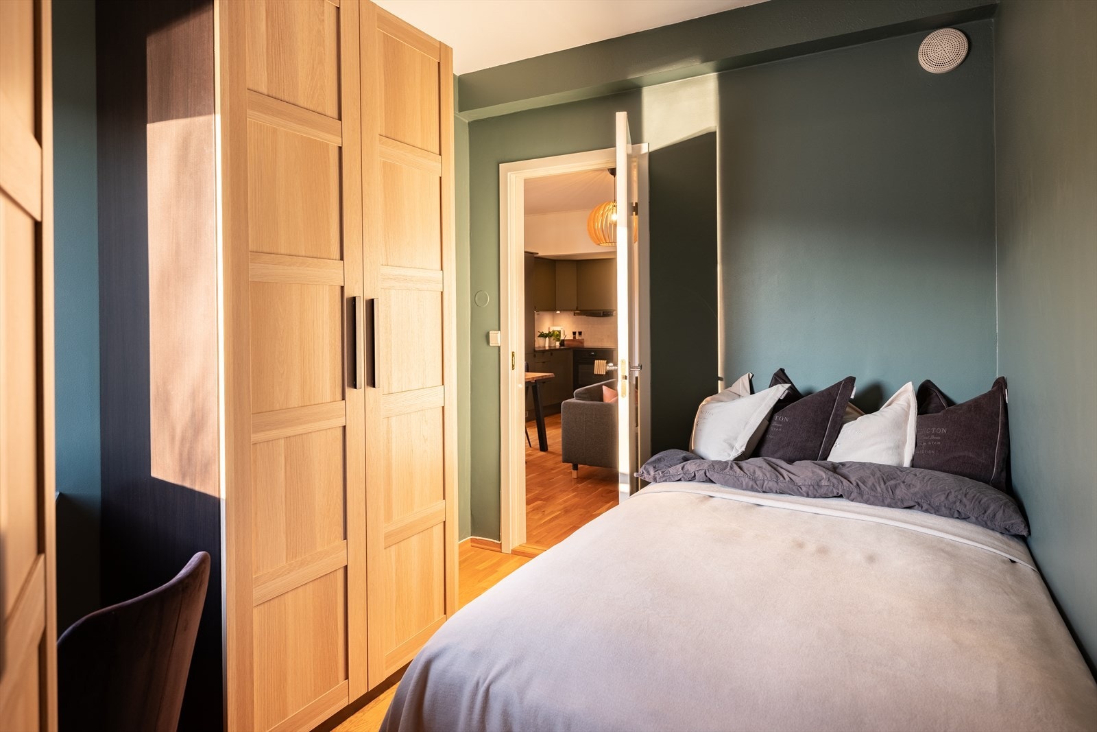 Begge soverommene, i likhet med resten av leiligheten er malt opp i tidsriktige- og moderne farger. Galleribilde