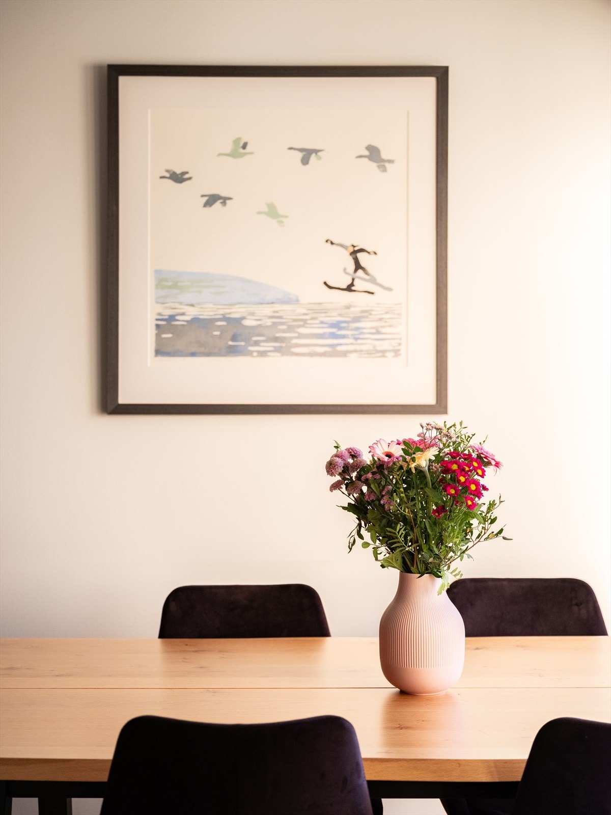 Til tross for en svært sentral beliggenhet så ligger leiligheten i et skjermet og rolig område med lite gjennomgående trafikk. Galleribilde