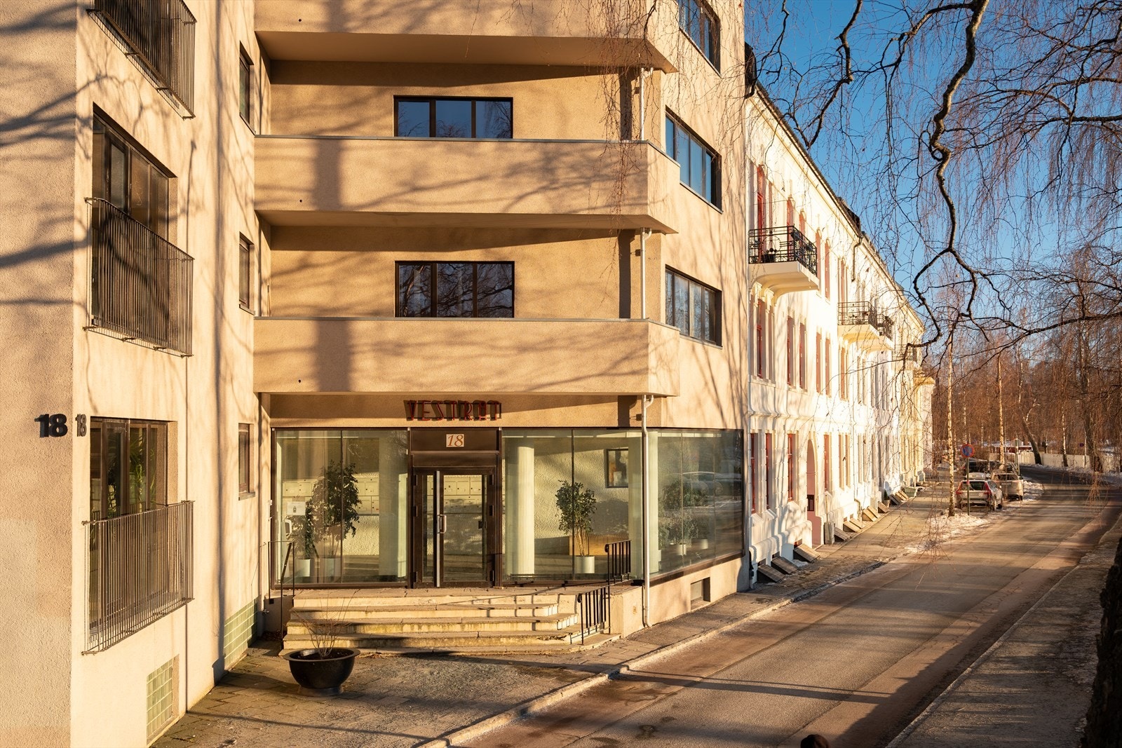 Det er heis i bygget som blant annet tar deg til sameiets felles takterrasse eller egen sportsbod som ligger i kjeller. Det er også porttelefon for å enkelt ta i mot besøk. Galleribilde