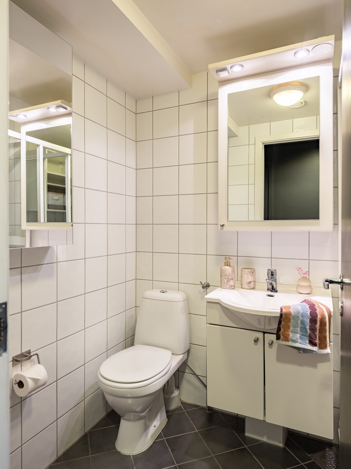 Flislagt og tidløst bad med varme i gulv og opplegg til vaskemaskin. Galleribilde