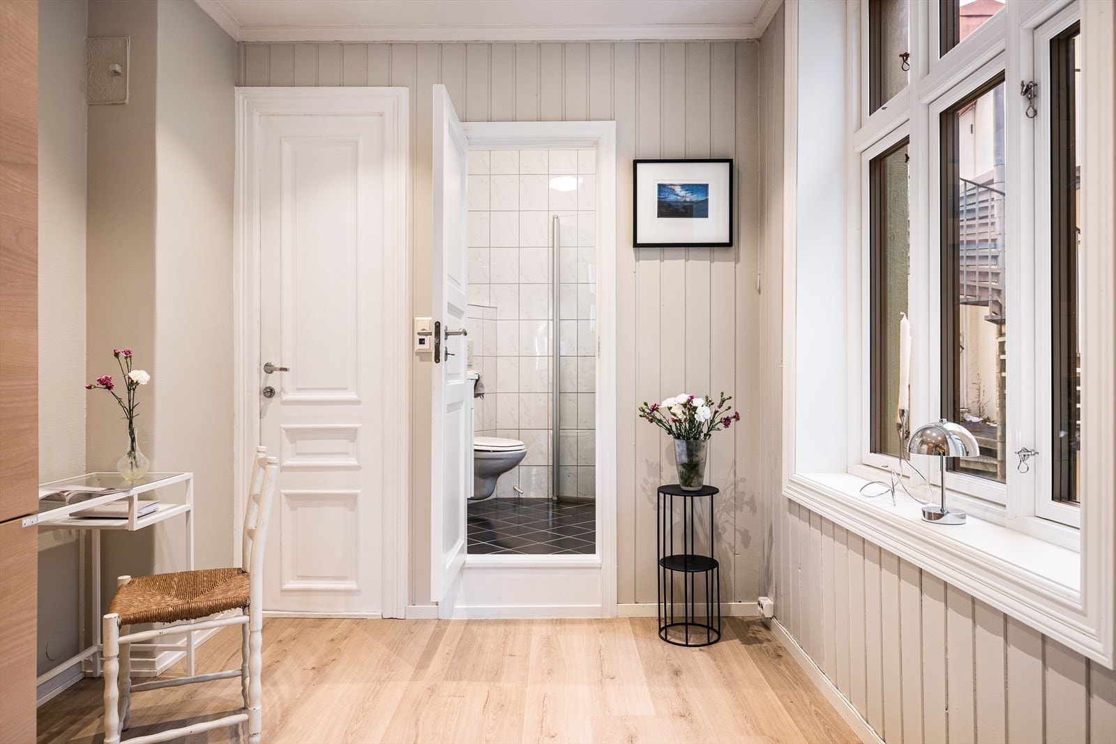 Her er det inngang til bad og nødutgang. Galleribilde