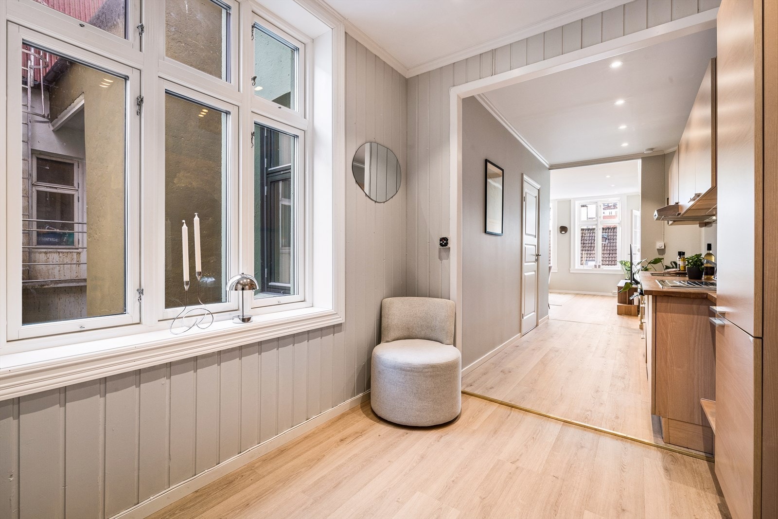 I forlengelse av kjøkkenet finnes et åpent område. Galleribilde