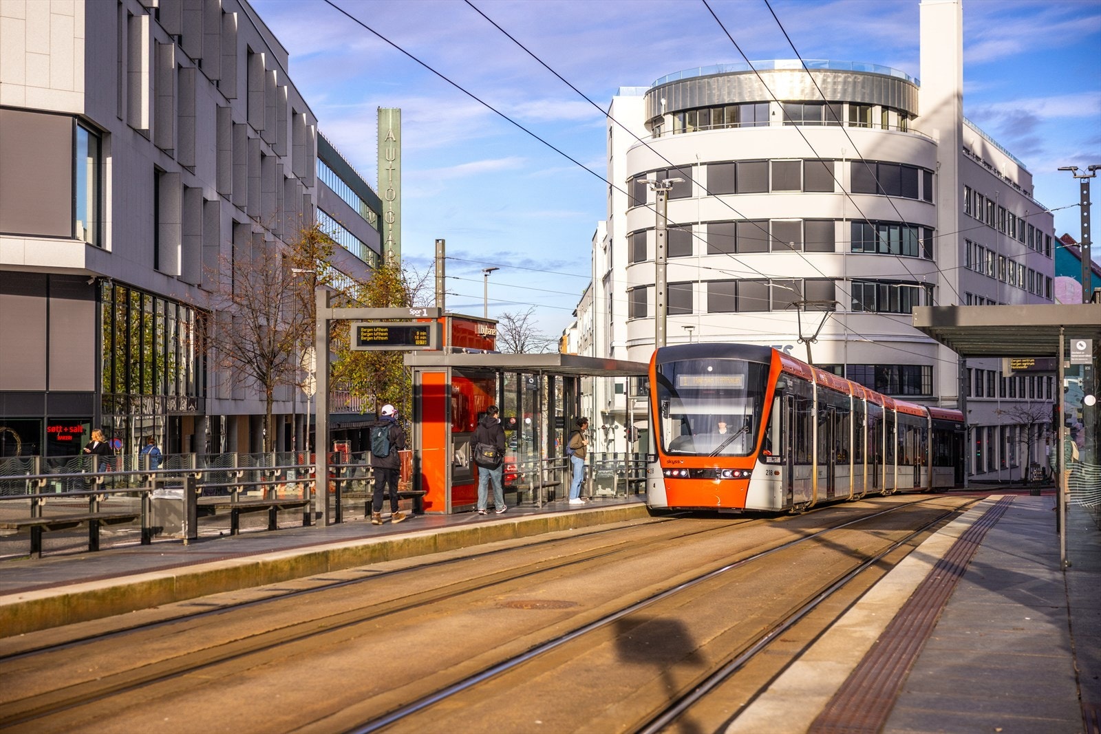 Bybanen ligger i kort gangavstand og gir enkel tilgang til hele byområdet. Galleribilde