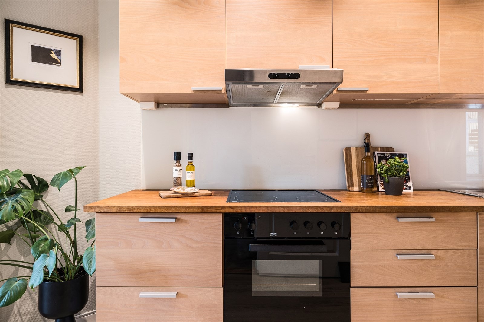 Kjøkkenet er utstyrt med kjøkkenventilator med kullfilter og integrerte hvitevarer bestående av stekeovn, keramisk platetopp, oppvaskmaskin samt kjøleskap med frysedel. Galleribilde