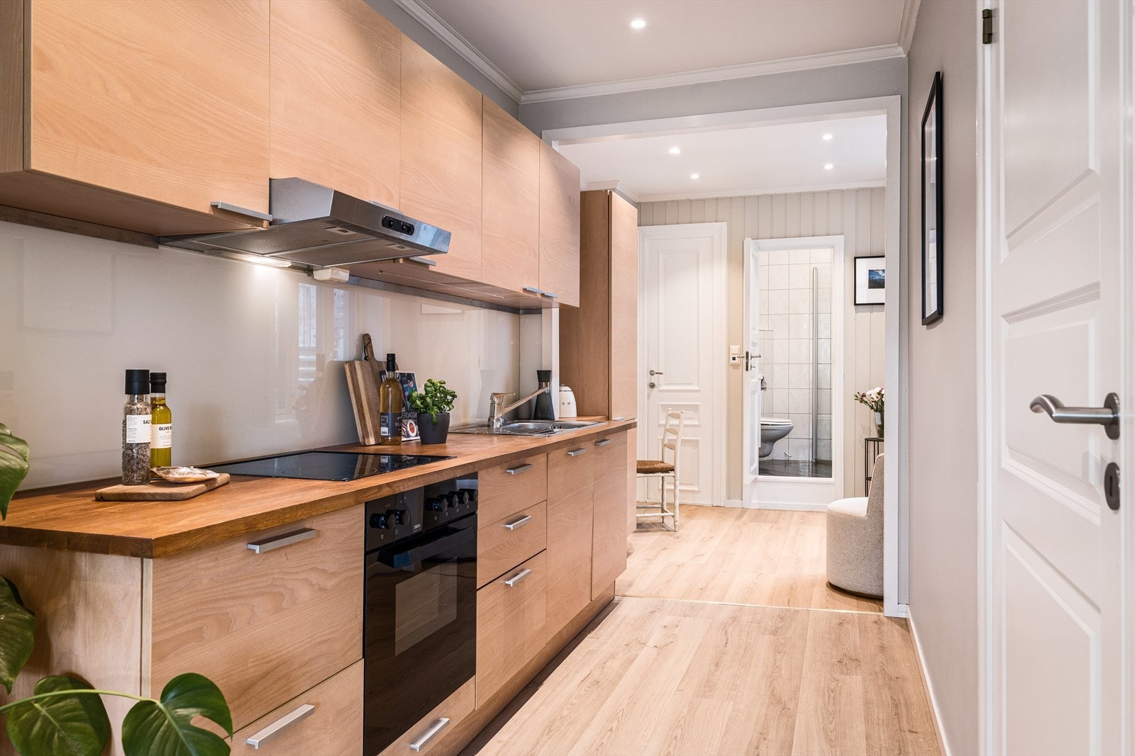 Praktisk og funksjonelt kjøkken med Aran kjøkkeninnredning med slette fronter og laminat benkeplate. Galleribilde