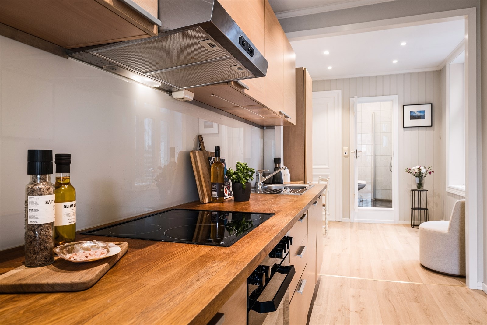 Løsningen gir god arbeidsflyt og rikelig med skap- og benkeplass. Galleribilde