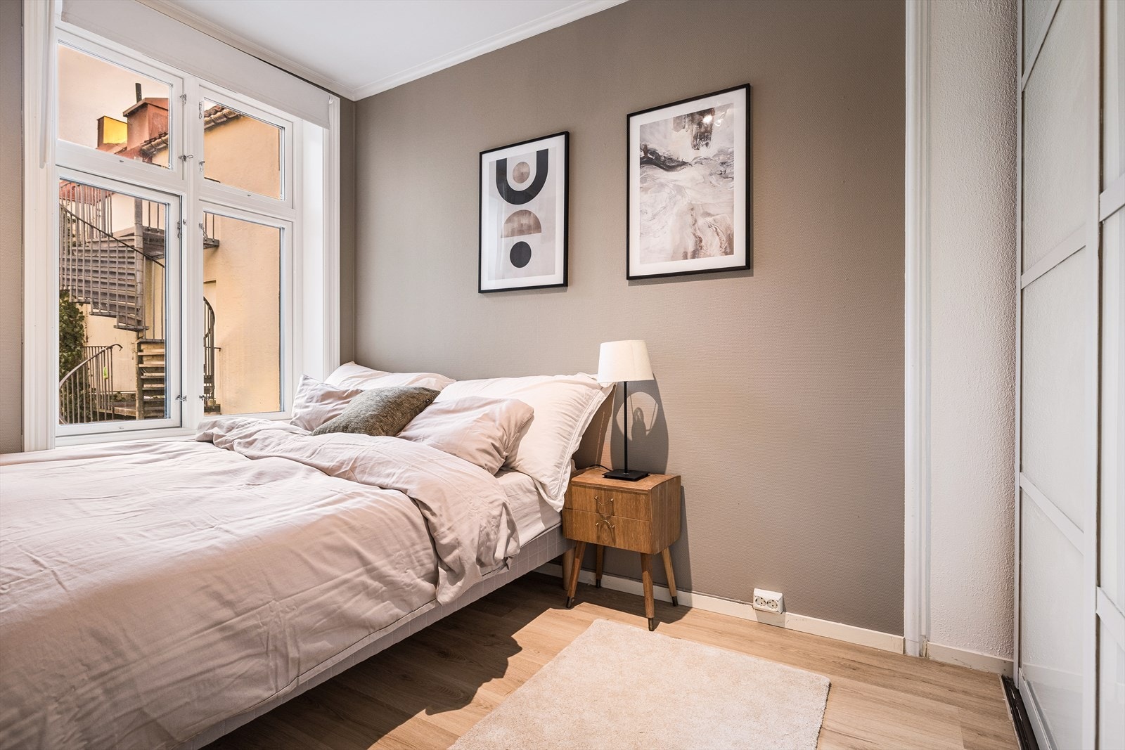 Soverom av god størrelse med plass til dobbeltseng og øvrig møblement. Galleribilde