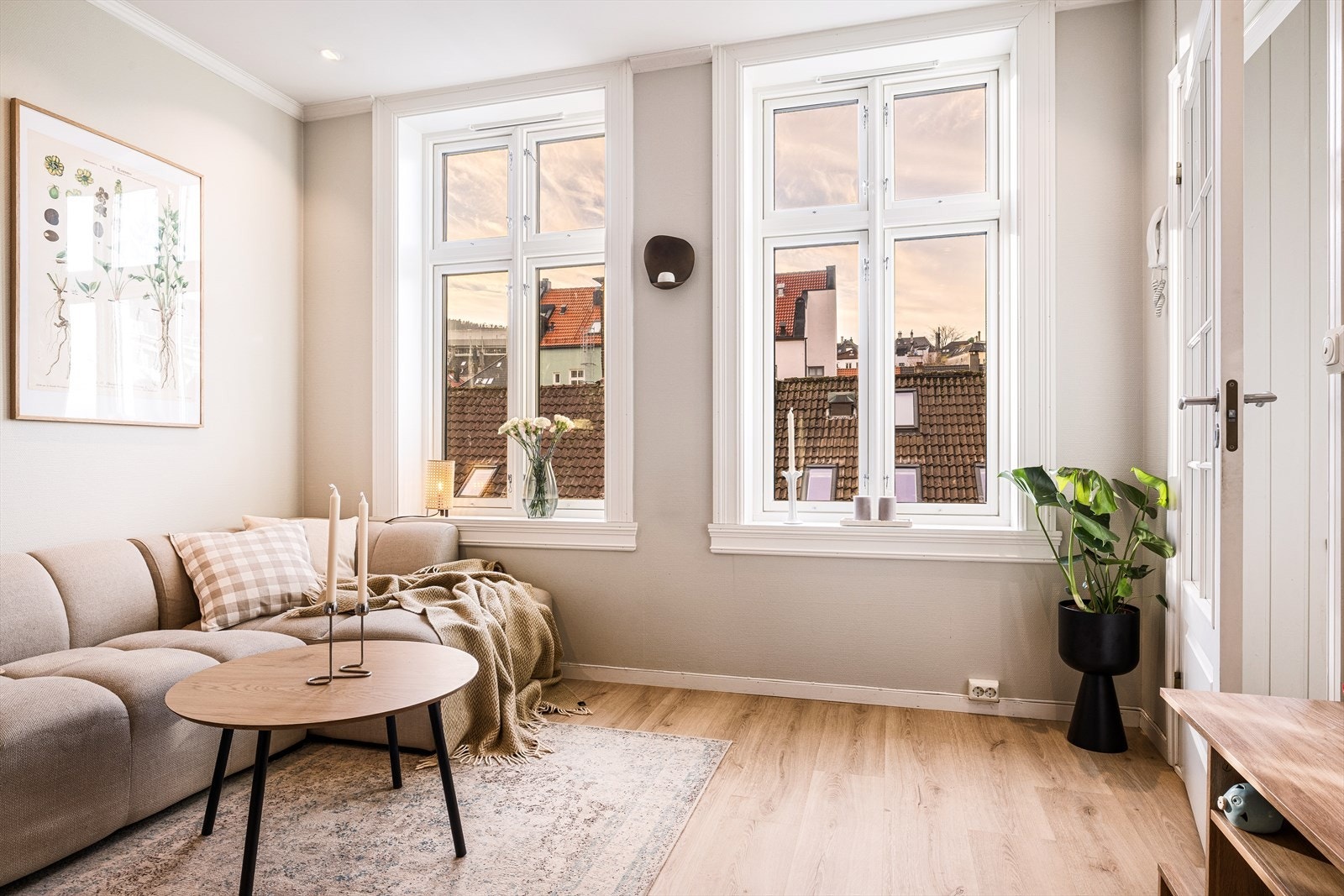 Store, flotte vindusflater sørger for rikelig med naturlig lys og bidrar til en lys og trivelig romfølelse. Galleribilde