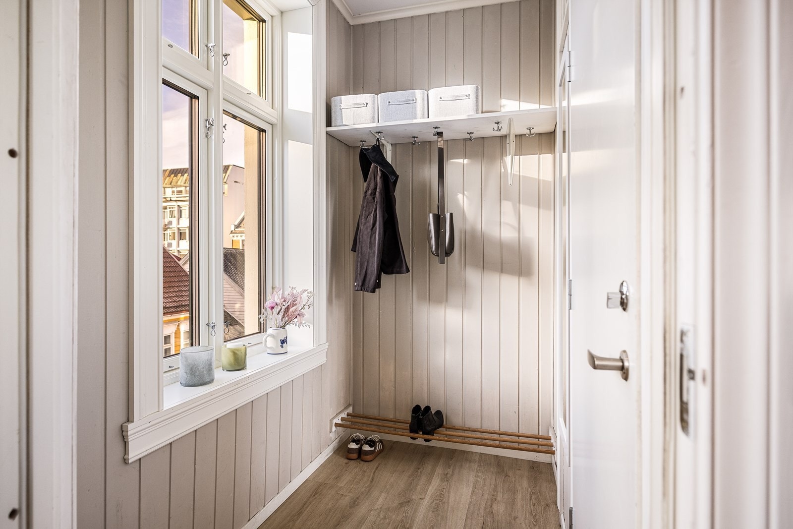 Leiligheten har en romslig og praktisk entré/gang med god plass til å henge fra seg yttertøy og sko. Galleribilde