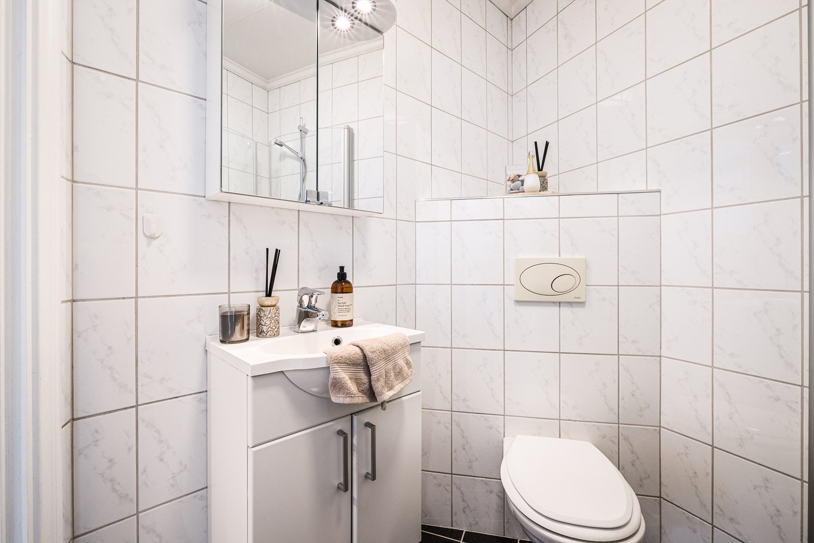 En funksjonell og tidløs løsning med god plass til daglig bruk. Galleribilde