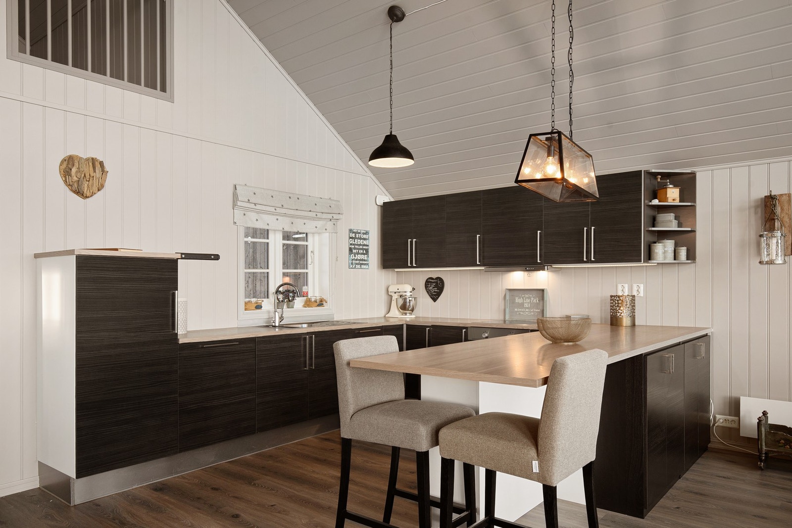 Kjøkkenet har en fin halvøy som har en ekstra spiseplass med barstoler Galleribilde