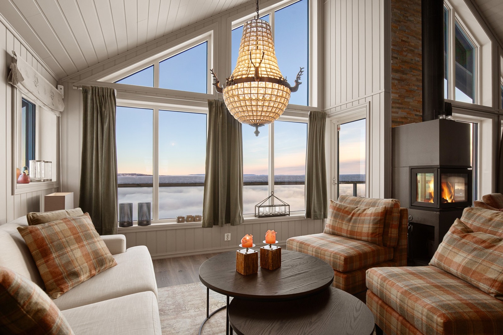 God takhøyde og gulv til tak vinduer gir et optimal romfølelse Galleribilde