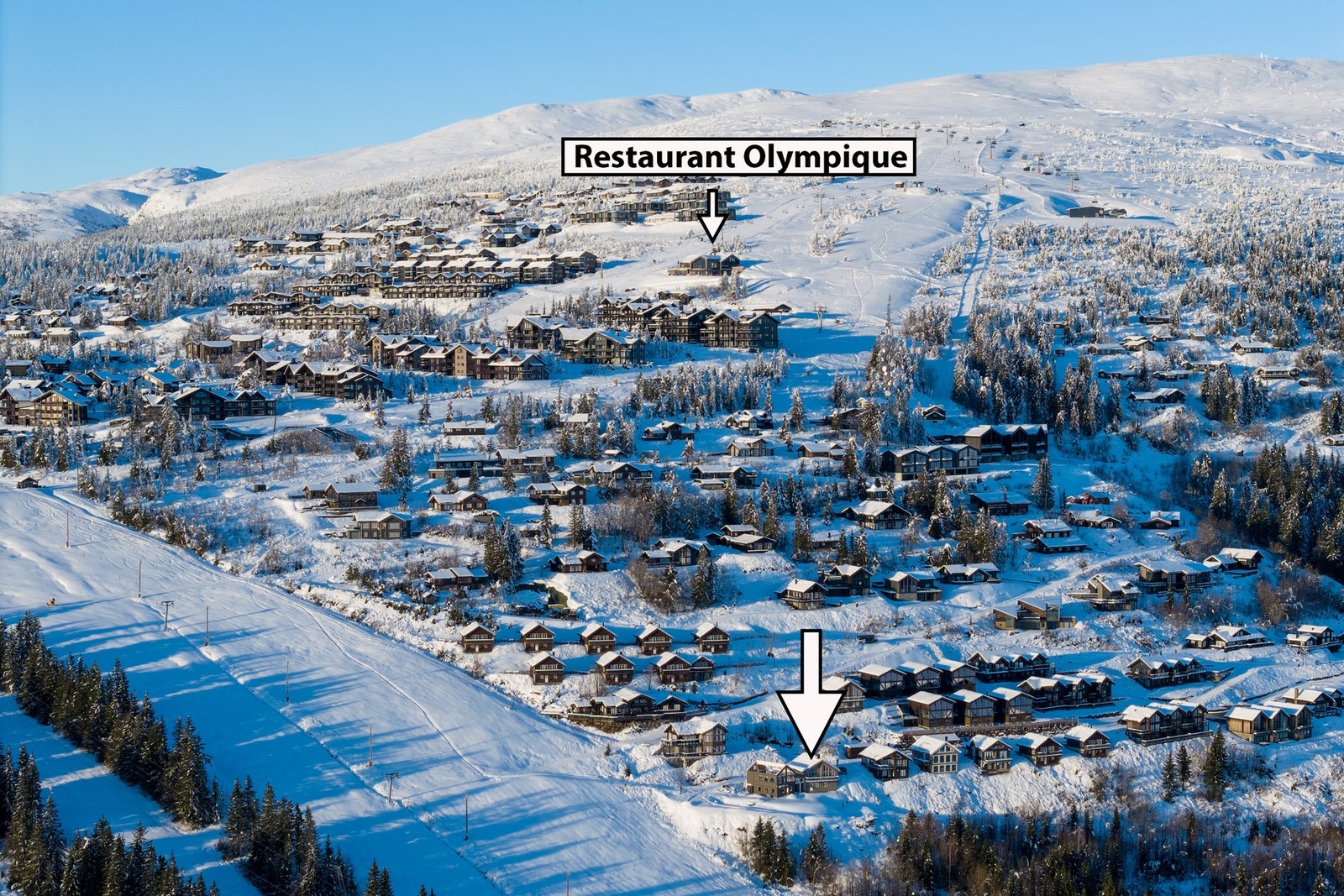 Hytta ligger fint til i ytterkanten av hyttefeltet Galleribilde