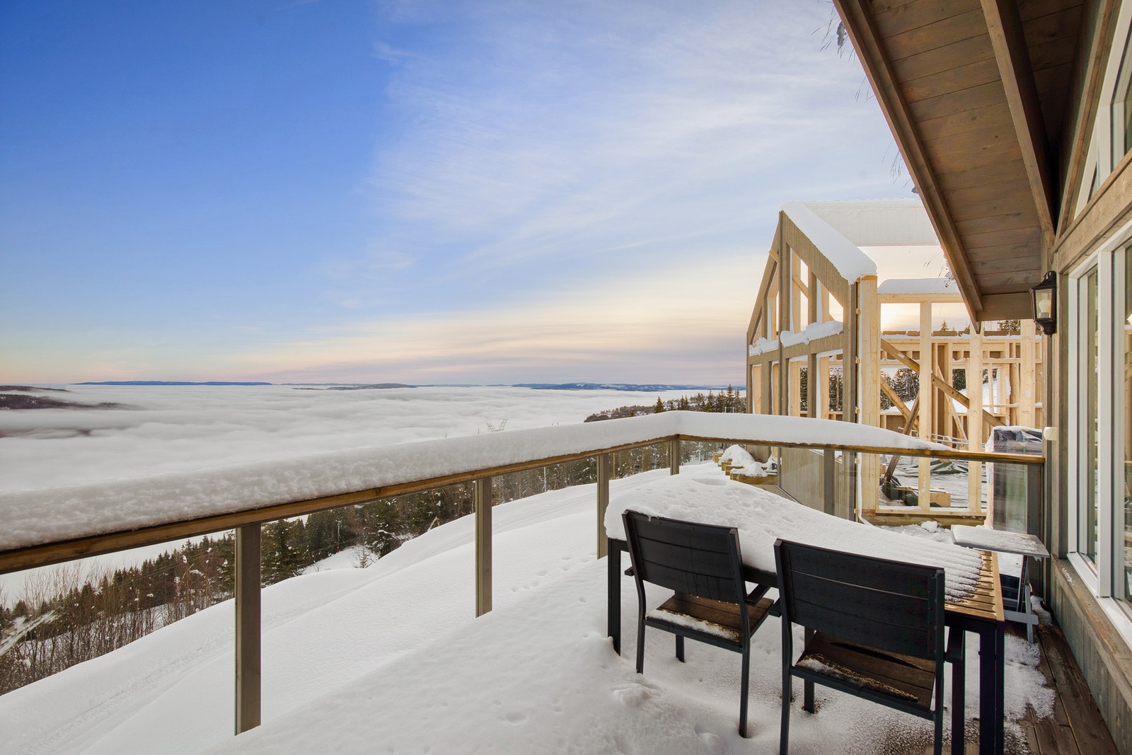 Hytta har 16 kvm balkong utenfor stuen Galleribilde