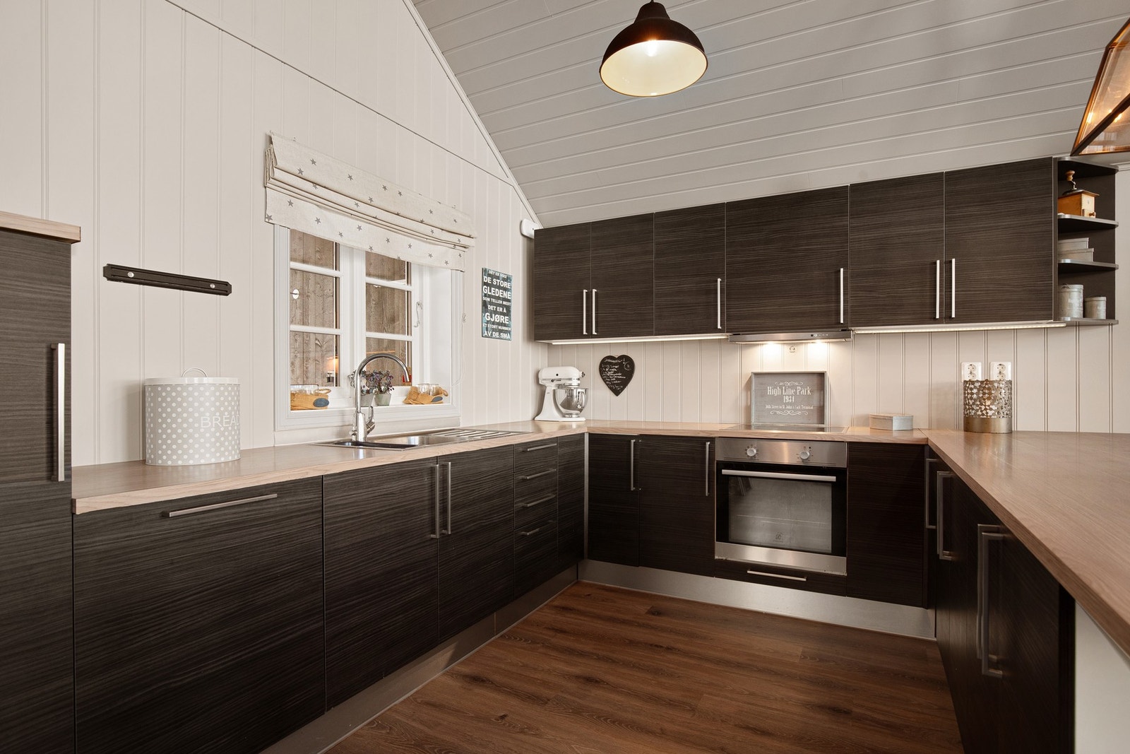 Innredningen har god skap - / og benkeplass Galleribilde