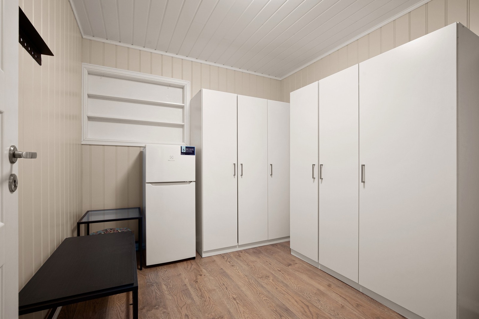 En stor praktisk bod på samme plan som soverom Galleribilde