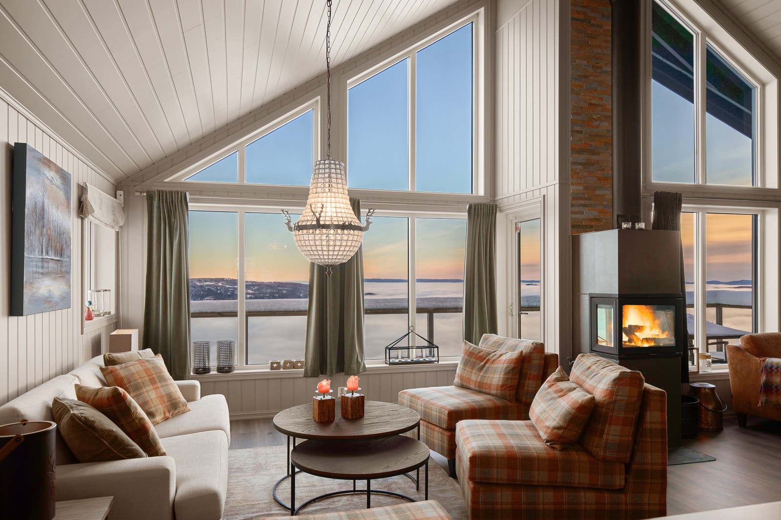 Magisk utsikt fra store vinduer som gir mye naturlig lys Galleribilde