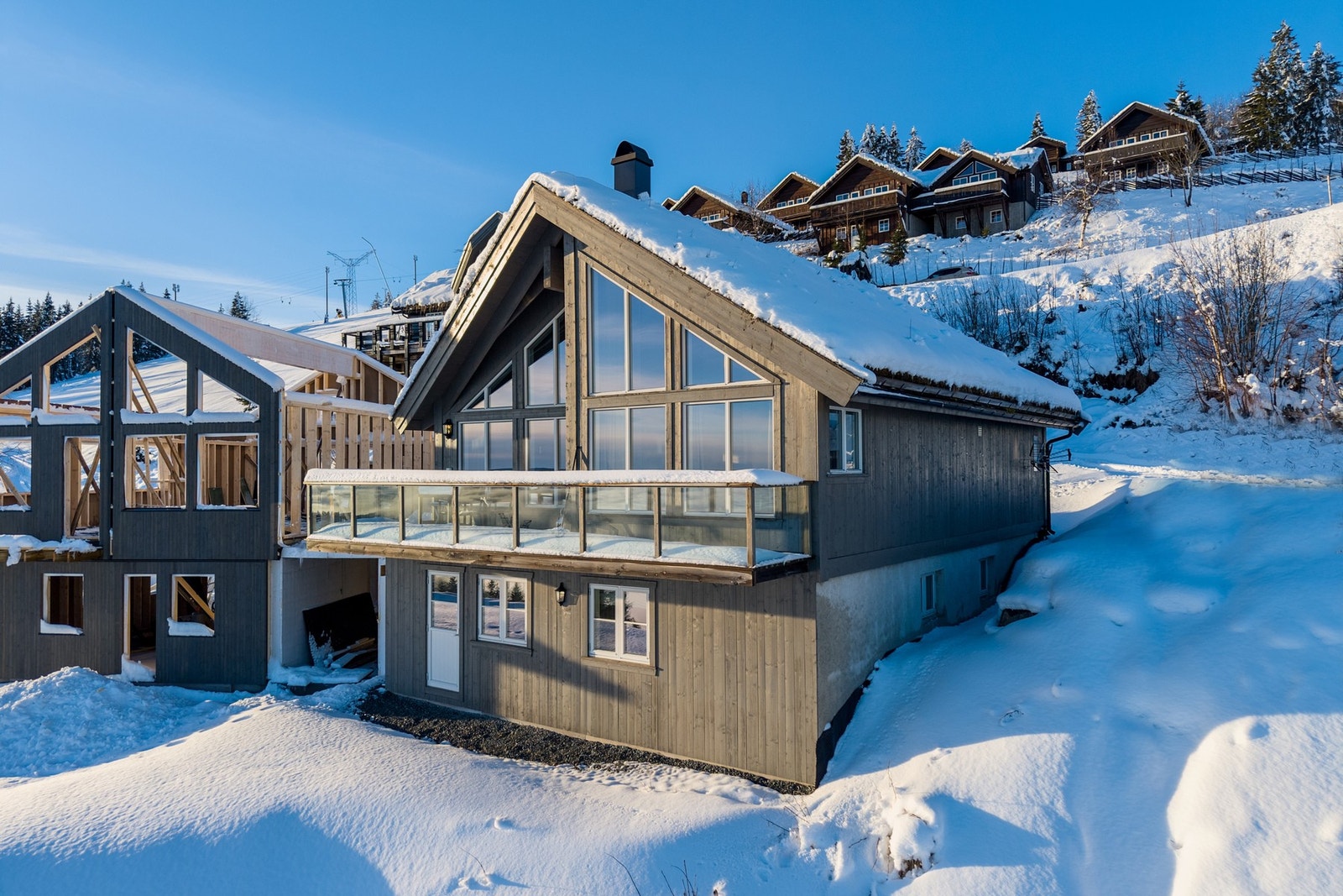 Attraktiv bebyggelse ved alpinbakken Galleribilde