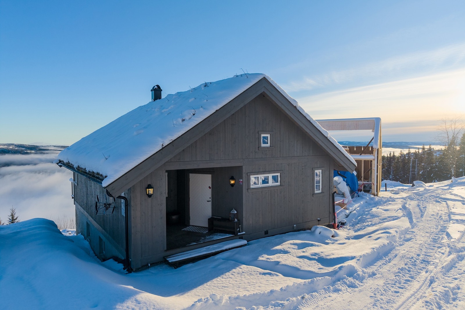 Overbygget inngangsparti med skiskap Galleribilde
