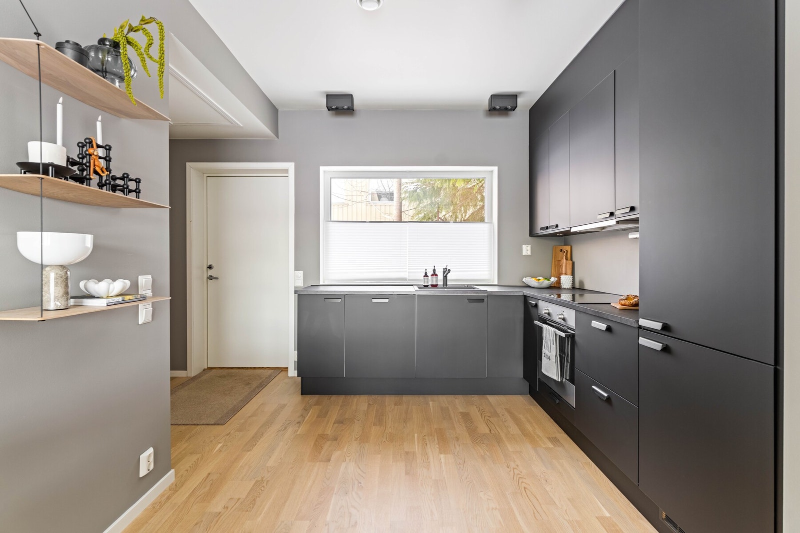 Kjøkkeninnredningen har rikelig med benke- og skapplass, og består av glatte fronter, samt laminat benkeplate med nedfelt vaskekum. Galleribilde